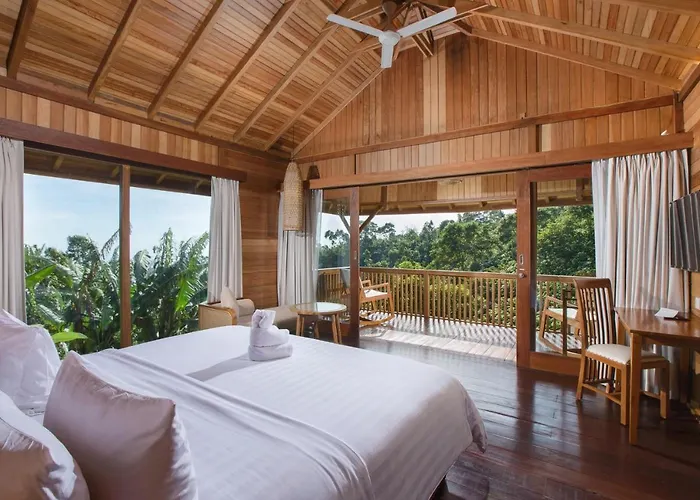 Giriwood & Hotel 4*