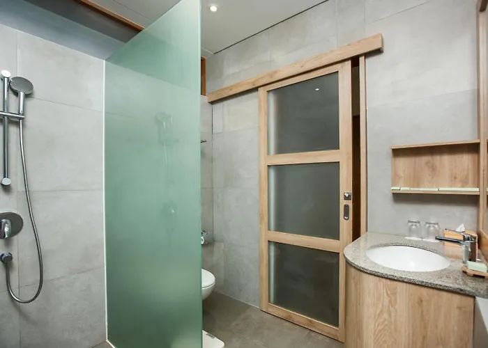 Giriwood & Hotel 4*